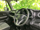 前席まわりは視界が広く、運転席と助手席の間にもゆとりを感じられる配置です。シートやドアまわりは落ち着いた色調でまとめられ、毎日の乗り降りでも心地よくお過ごしいただけます。