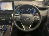 3本スポークステアリング!ステアリングスイッチ付!音量調整やメーター内インフォメーションの操作、全車速追従機能レーダークルーズコントロールの操作などが可能!