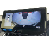 パノラミックビューモニターを装備。駐車場や交差点でクルマを真上から見るように周囲を確認できます。機能の詳細は販売店スタッフまでおたずねください。