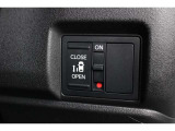 リア左側はパワースライドドアで、開閉には運転席のスイッチ、またはスライドドアのドアハンドルを少し引くだけで自動開閉します。