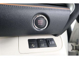 【スマートキー】を車の中に持ち込んでブレーキを踏みボタンを押すだけでエンジンスタート!キーを取り出し刺したり・回したりが無くとても便利です☆
