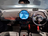 MINIの内装はとにかく『円』に拘ったデザインコンセプトが一目で伝わってきます。これほど円形に拘った車は他に御座いません。伝統のデザイン、トグルスイッチなど遊び心のある内装で御座います。