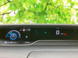 速度やシフト位置、電力の目安などが画面に表示され、運転に必要な情報をひと目で確認しやすいメーターです。時計や外気温も表示され、日々の運転をサポートします。