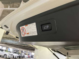 後ろが狭くてもサッと積める。途中で止められる安心のバックドア。後ろの駐車スペースが狭い時に重宝しますよ♪