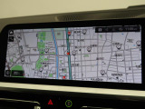 【純正ナビゲーション】BMWのナビゲーションは操作性も良く、詳細な地図情報と交通状況を見やすく表示し、快適なドライビングをサポートしながら目的地までナビゲートします。