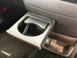 収納可能なドリンクホルダー付き!