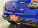 【後退時ブレーキサポート】リヤバンパーに4つの超音波センサーを内蔵し、車両後方にある障害物を検知。透明なガラスなども検知でき、コンビニの駐車場などでの衝突回避をサポートします。