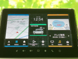 画面には地図や時刻、テレビなど複数の情報が表示され、タッチ操作で目的の項目を選べる構成です。ナビゲーションやオーディオを日常の移動に活用でき、視認性にも配慮されています。