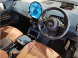 MINIの内装はとにかく『円』に拘ったデザインコンセプトが一目で伝わってきます。これほど円形に拘った車は他に御座いません。伝統のデザイン、トグルスイッチなど遊び心のある内装で御座います。