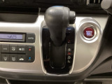 CVT車のセレクトレバーです。低速から高速まで、変速ショックのないスムーズな走りを実現するとともに、エンジン効率のよい領域を維持することで燃費にも貢献します。
