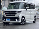 端正なフロントマスクと引き締まった足元が目を引く、洗練された佇まいです。ボディの明るい色合いも相まって、街中で印象的な存在感を演出します。