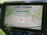 後方の映像に加えて進路の目安となるラインが表示され、駐車時や後退時の周囲確認をサポートします。画面上の案内も見やすく、目視での確認とあわせて活用できるため、車庫入れや狭い場所での操作時にも便利です。