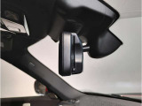 MINIではルームミラーの裏側にETCの車載器が内蔵されており、別途で車載器の購入必要なしで非常にスマート。皆様が驚かれるポイントのでもあります