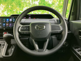 各種スイッチがステアリングにまとまり、運転姿勢を保ったまま手元で操作しやすい配置です。日常の運転中にも視線移動を抑えやすく、使い勝手に配慮されています。