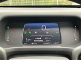 速度やシフト位置、航続可能距離などを中央の表示で確認でき、走行に必要な情報をひと目で把握しやすい構成です。燃費や時刻も表示され、日々の運転や給油計画に役立ちます。