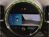 【バックモニター】&rdquo;R&rdquo;レンジにシフトチェンジして頂くとバックカメラとセンサーが起動し駐停車時の運転をサポートします。