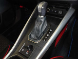 電動パーキングブレーキ・ブレーキホールドを装備してます。ホールド機能は信号待ちが多い一般道で疲労軽減になり、大好評です!
