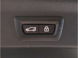 MINIの内装はとにかく『円』に拘ったデザインコンセプトが一目で伝わってきます。これほど円形に拘った車は他に御座いません。伝統のデザイン、トグルスイッチなど遊び心のある内装で御座います。