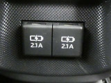 USB充電ポートです。車内でスマホなど電子機器の充電が可能です♪