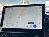 現在地や周辺の道路を画面上で確認でき、目的地の検索にも対応。行き先を設定する際に役立ち、初めて向かう場所への移動もサポートしてくれる便利な装備です。