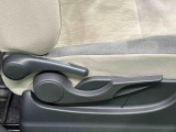 運転手の体格に合わせて運転席の座面の高さ調整ができるシートリフターが付いてます