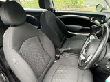運転席です。ホールド感のあるシートで運転を楽しめる空間です。