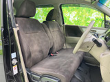 運転席と助手席が並び、落ち着いた色合いのシートが室内に自然になじみます。前方には広いガラス面があり、乗り込んだ際の見通しも確保。日常の移動を快適に支える空間です。