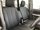 前席はゆったりとした座面と背もたれで、運転席・助手席ともに落ち着いて座れる空間です。窓からの視界も広く、乗り降りの際に室内の様子を確認しやすい配置です。