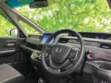 運転席から前方を見渡しやすい着座位置で、周囲の状況を確認しやすい室内です。シートやドアまわりは落ち着いた色調でまとまり、日々の運転にもなじみます。