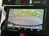 車両後方の様子を画面で確認でき、ガイド線も表示されます。駐車時などに周囲の状況を把握しやすく、車庫入れや切り返しの際に心強いサポートとなります。