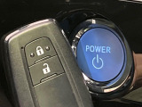 【スマートキー】カバンやポケットに入れたままでもドアの施錠・解錠が可能なスマートキーを装備。エンジンのオン・オフ時もカギを取り出す必要が無いからとっても便利です♪