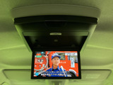 天井に備わるモニターで、後席でも映像を楽しめる装備です。画面の位置が高く、停車中の待ち時間などに映像を視聴できるため、同乗者とのお出かけにも重宝します。