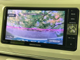 後方の映像を画面で確認しながら駐車できるバックモニターを装備。車両周辺の状況を目で確かめる助けとなり、駐車時の安全確認をサポートする便利な装備です。