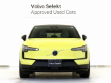 EVエクステリアならではのフロントシールドデザイン、ボルボアイデンティティを進化継承する印象的なトールハンマーライトが、自信に溢れたモダンなフェイスを表現。