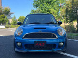 正面から。MINI クーパーS JCWエアロらしい印象的なフロントマスクです。
