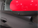 MINIはドアが分厚いです。衝突によりドアがつぶれてしまった場合にも外からいち早くドアを開けれるよう考えられています。数十秒の救出の遅れが命につながりかねない場合、こういった配慮が重要なポイントです。