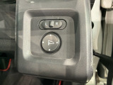 狭い駐車場で便利な電動格納ドアミラーが付いています。