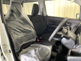 フロントベンチシートだから運転席足元もゆったり、広々快適です♪