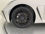機敏さを引き立てる純正アルミ 215/40R 18 装着!
