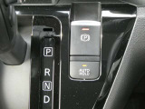 パーキングブレーキを指先で作動・解除することができます。シフトとアクセル操作に連動して、自動で作動または解除もされます!