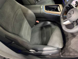メルセデスのシートは、少し硬めに出来ておりますので、長時間の運転でも疲れにくく、安全にドライビングをお楽しみ頂けます