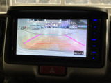 後方の映像とガイド線を画面で確認でき、駐車時の周囲の状況把握をサポートします。目視とあわせて後退時の確認に役立ち、狭い駐車スペースでの車庫入れにも活用いただけます。