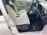 明るい色合いのシートと落ち着いた内装色で、運転席まわりにすっきりとした印象があります。座面や足元の様子も確認でき、乗り降りの際の見通しも良好。毎日の通勤やお出かけにも使いやすい空間です。