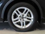 純正のアルミホイール装着車です。タイヤサイズは215/60R17です。