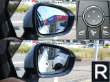 リバース連動下向きミラーを装備。後退時に後輪周りの確認に便利です。スイッチ操作でオンオフも可能。
