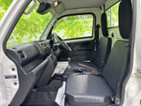 シートと足元の様子が見渡せる室内で、乗車時の空間を具体的にイメージできます。窓から外の明るさが入り、落ち着いた色合いと相まって親しみやすい雰囲気です。