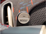 MINIの内装はとにかく『円』に拘ったデザインコンセプトが一目で伝わってきます。これほど円形に拘った車は他に御座いません。伝統のデザイン、トグルスイッチなど遊び心のある内装で御座います。
