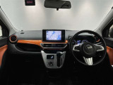 シンプルながら機能性あふれる運転席周りです。使いやすいスイッチ類の配置によりとても運転しやすいですよ。