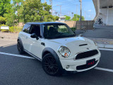 ミニ クーパーSの右前から見た外観です。車両全体のバランスが分かりやすい一枚です。