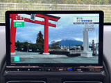 テレビ番組を画面で視聴できる装備です。停車中の待ち時間や休憩時に映像を楽しめ、車内で過ごす時間をより充実させてくれます。番組情報も表示され、見たい内容を確認しやすい仕様です。